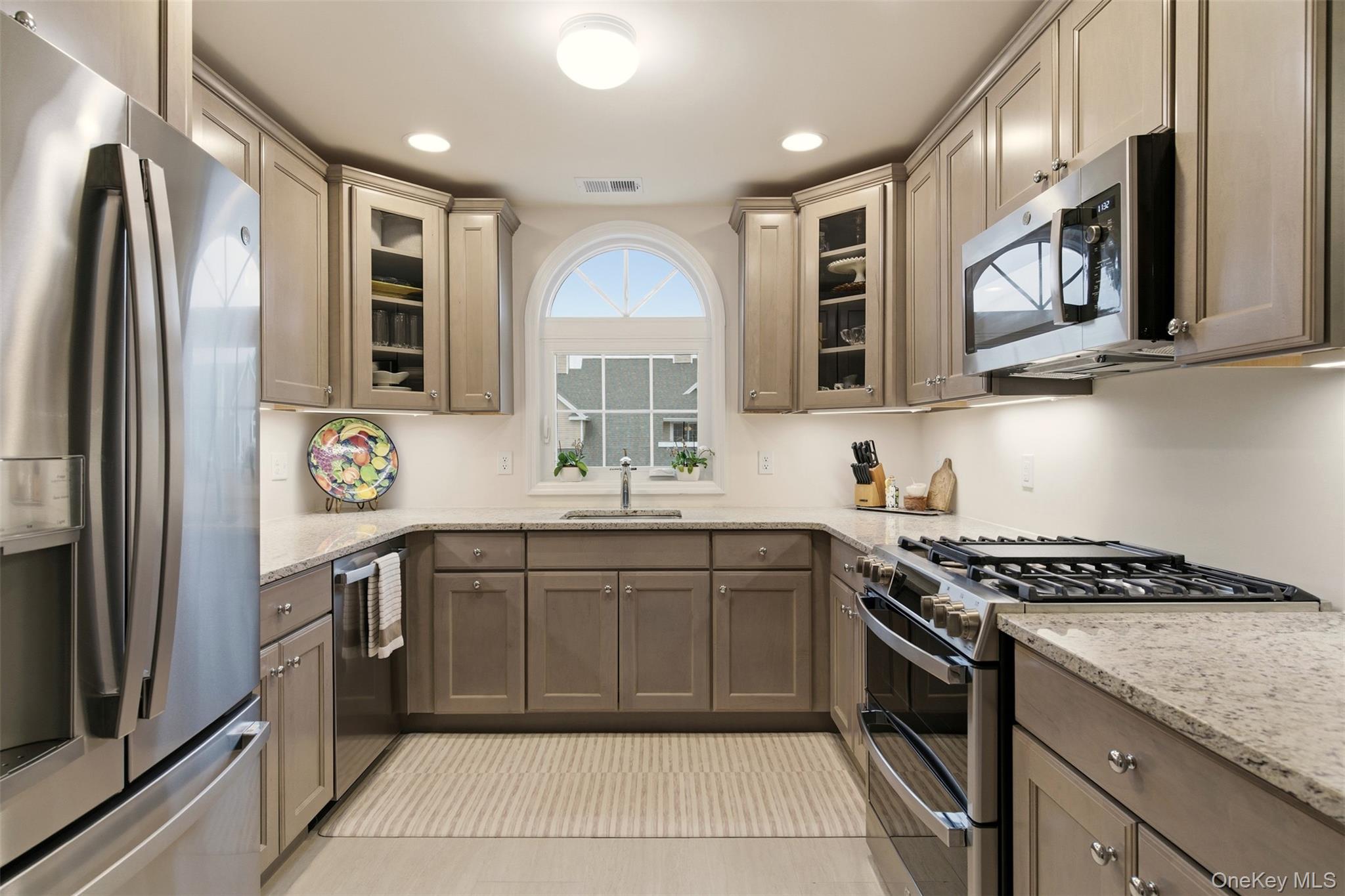 28 Steven Circle, Dix Hills, NY 11746