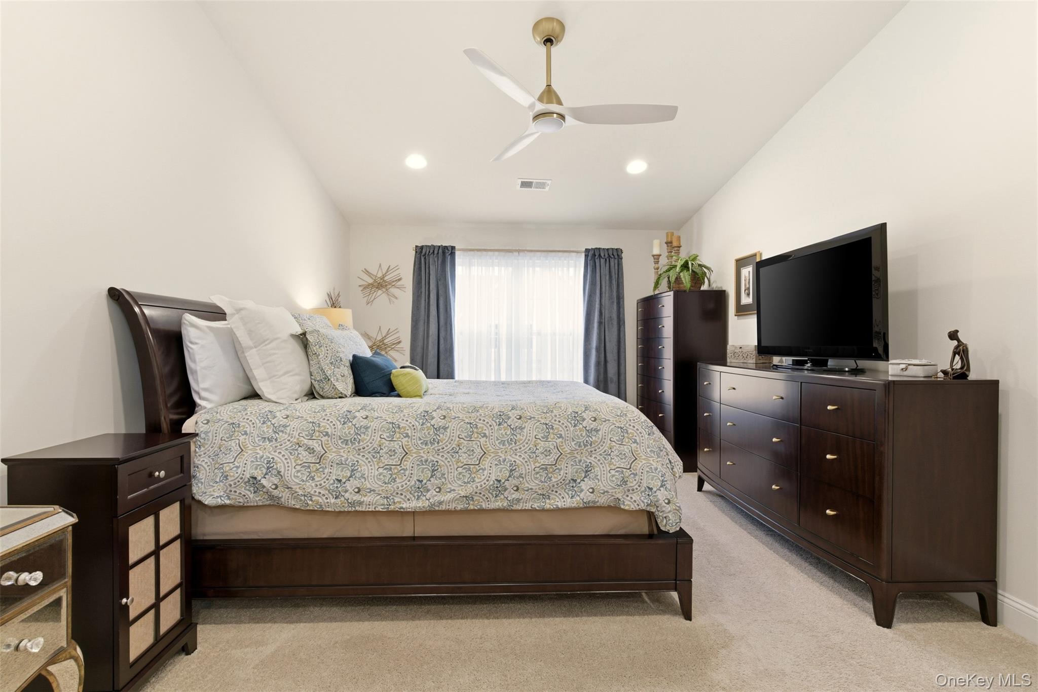 28 Steven Circle, Dix Hills, NY 11746