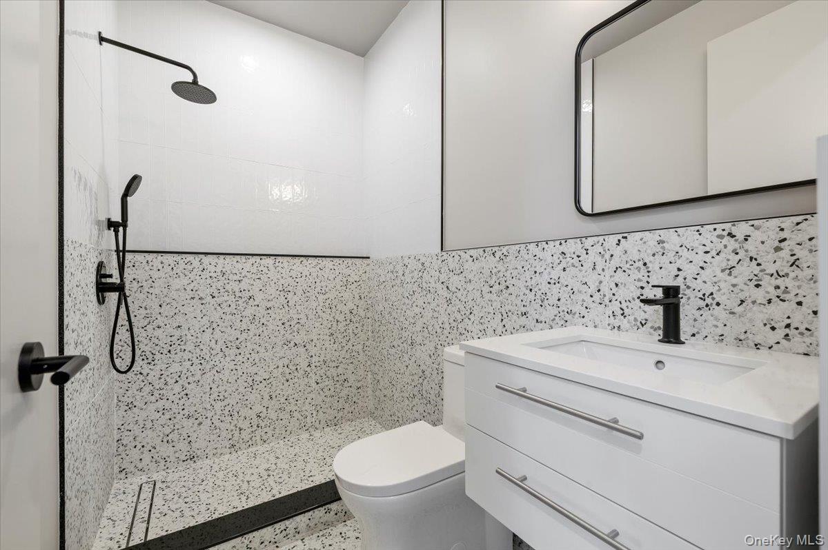 26 Windemere Way, Woodbury, NY 11797