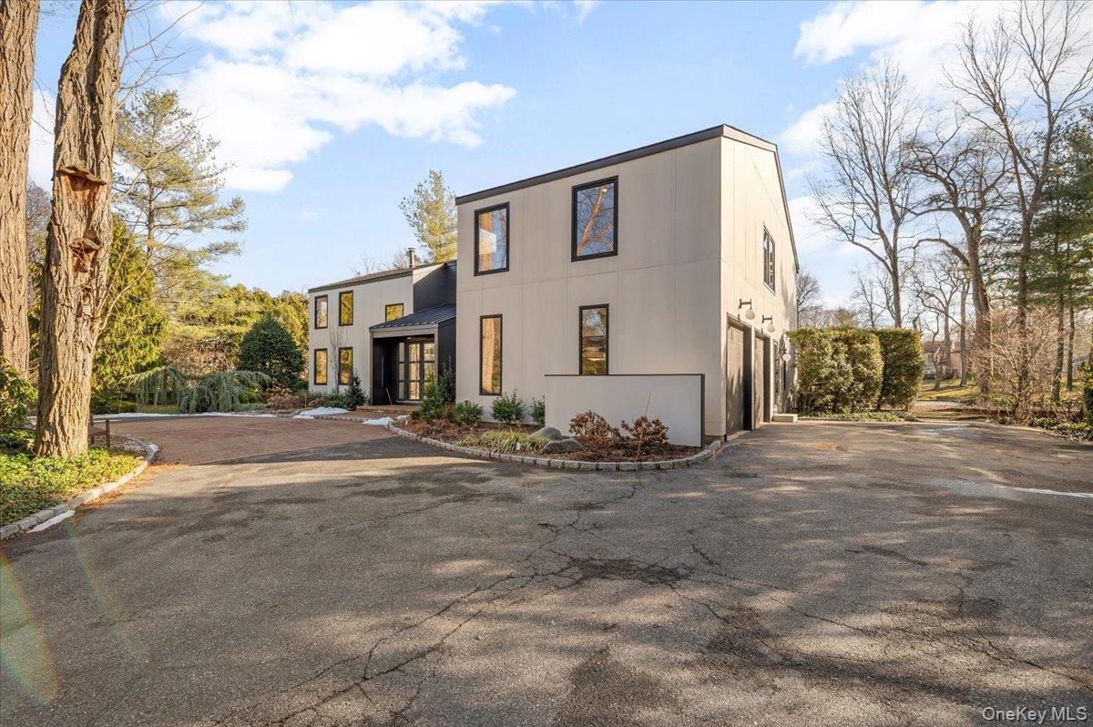 26 Windemere Way, Woodbury, NY 11797