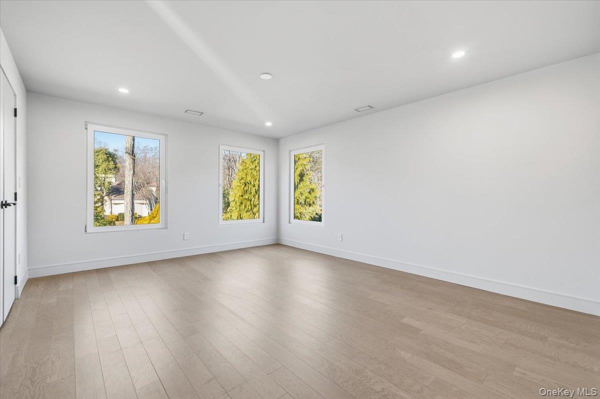 26 Windemere Way, Woodbury, NY 11797