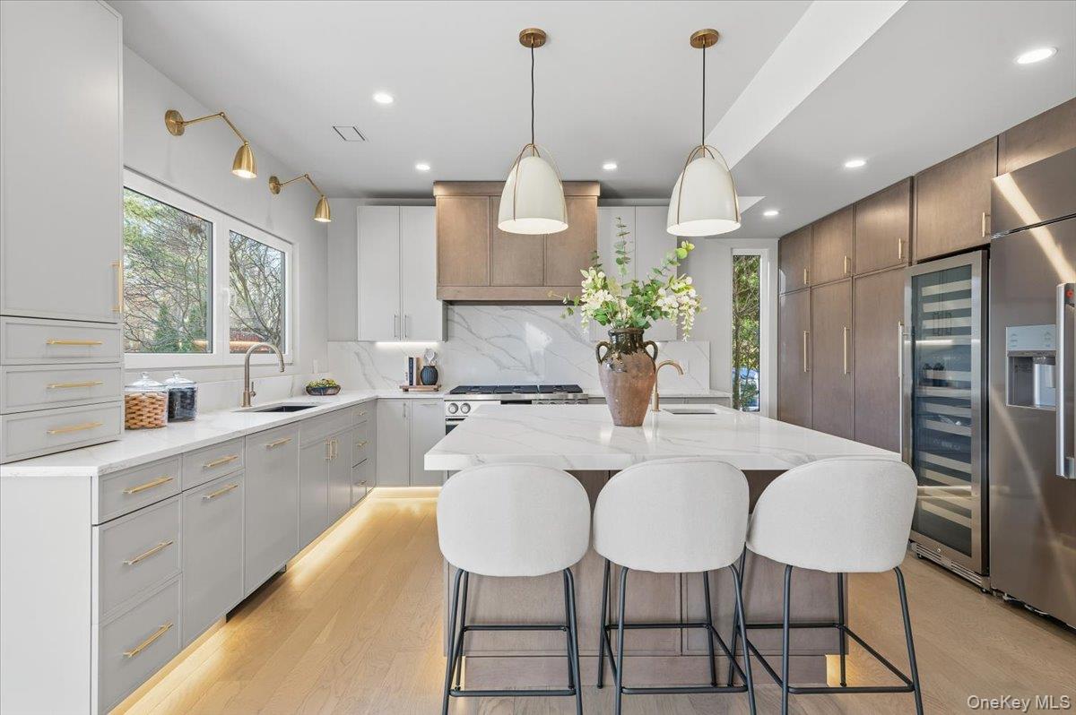 26 Windemere Way, Woodbury, NY 11797