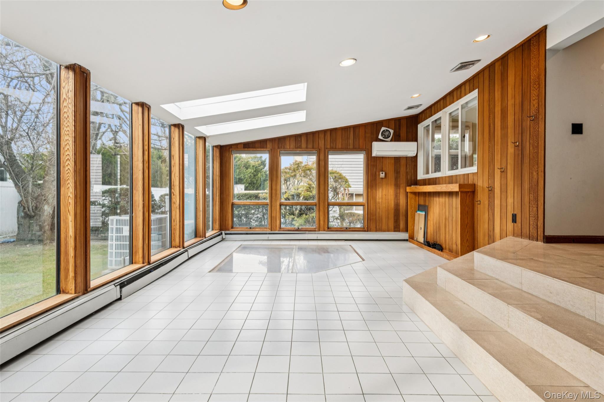 15 Baylis Place, Lynbrook, NY 11563