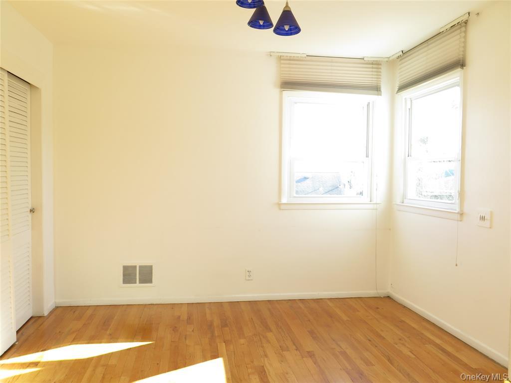 25 Winchester Oval, New Rochelle, NY 10805