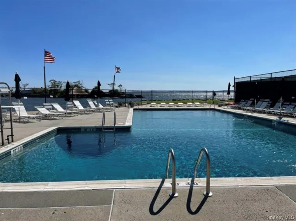 25 Winchester Oval, New Rochelle, NY 10805