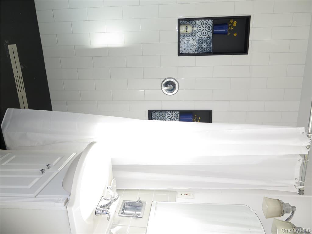 25 Winchester Oval, New Rochelle, NY 10805