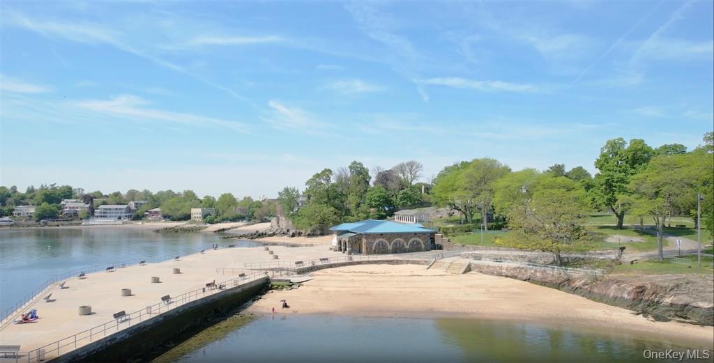 25 Winchester Oval, New Rochelle, NY 10805