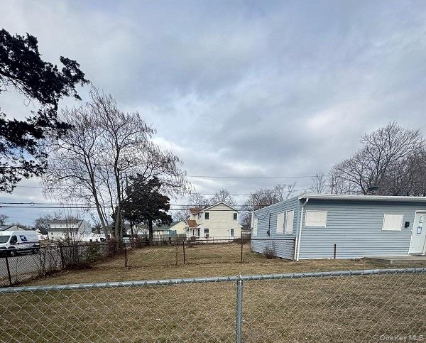 20 Somerset Road N, Amityville, NY 11701