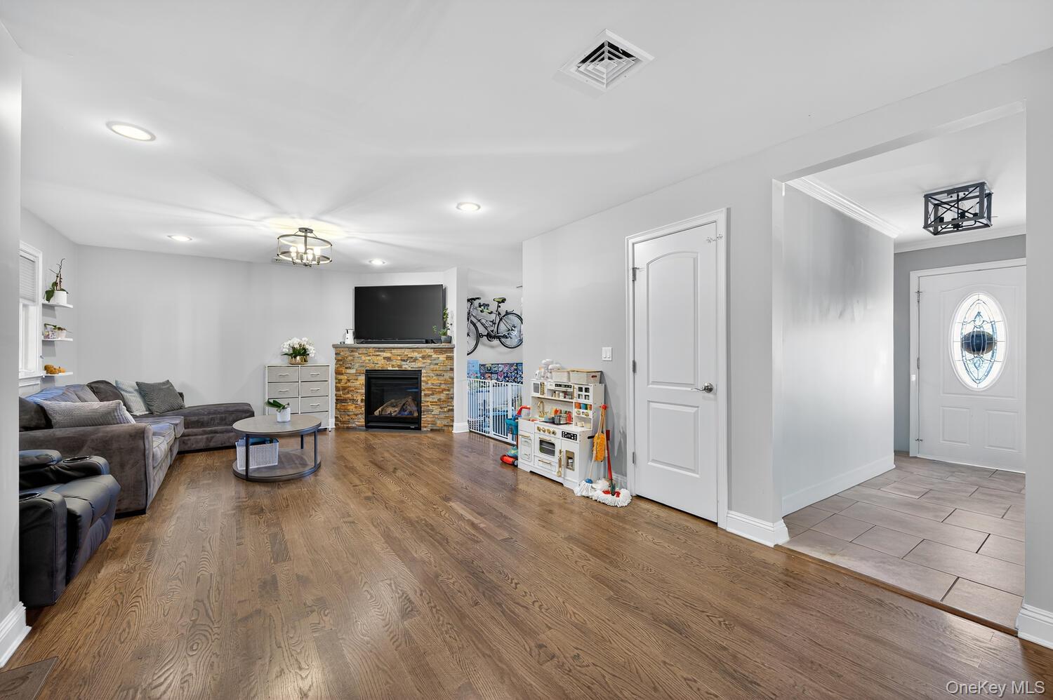 10 Lee Gray Court, Glen Cove, NY 11542