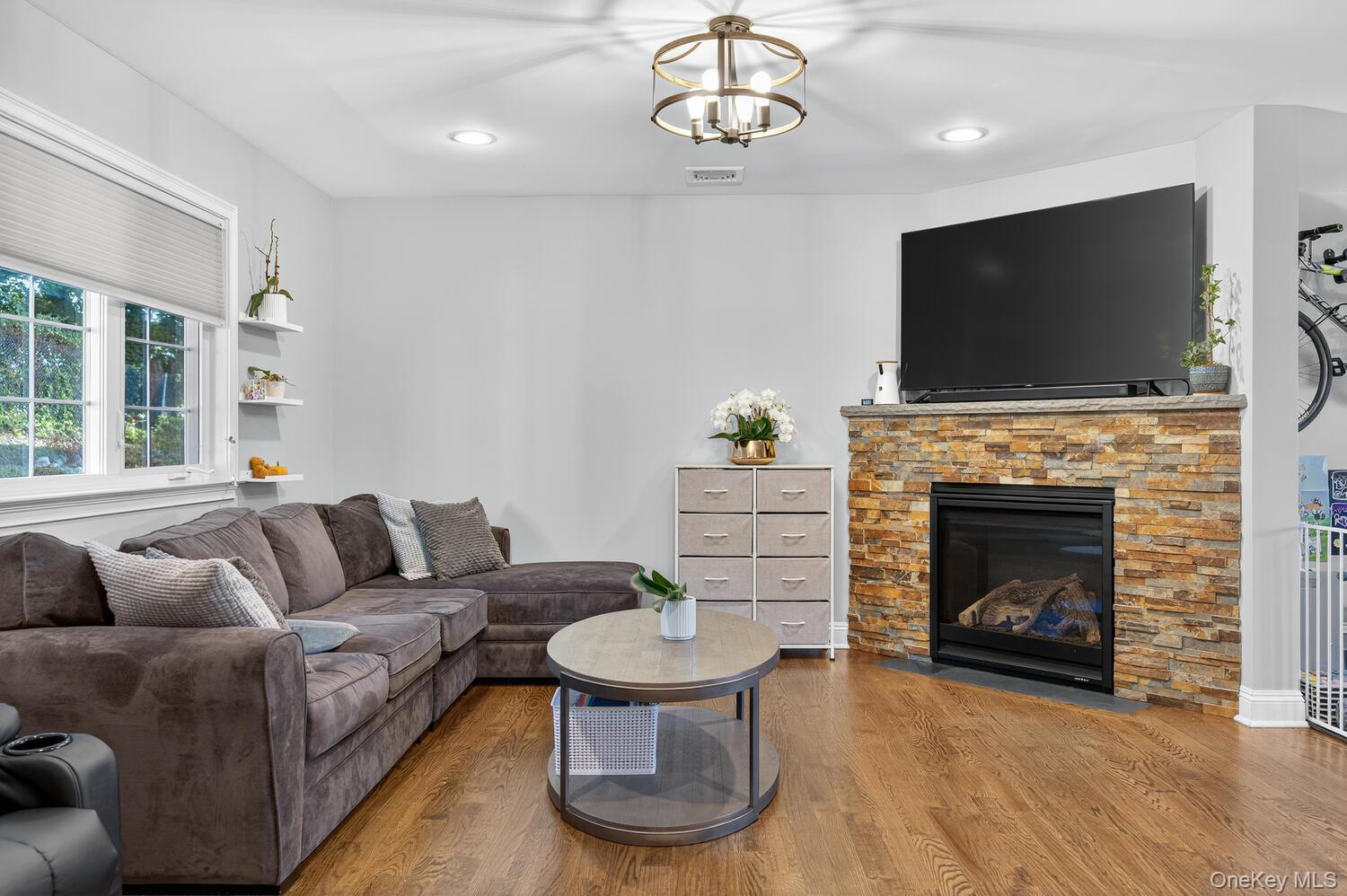 10 Lee Gray Court, Glen Cove, NY 11542