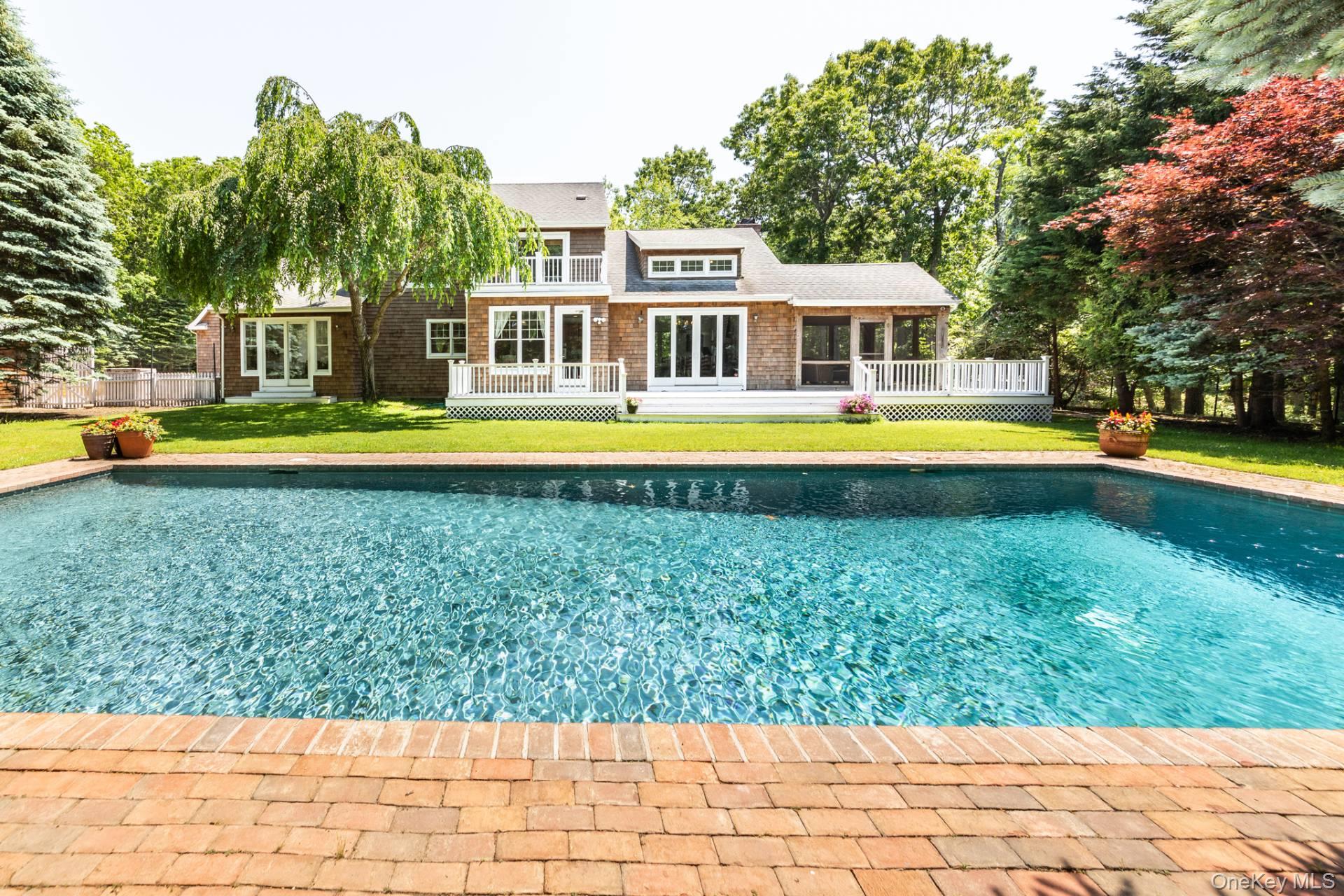 14 Hickory Court, East Hampton, NY 11937
