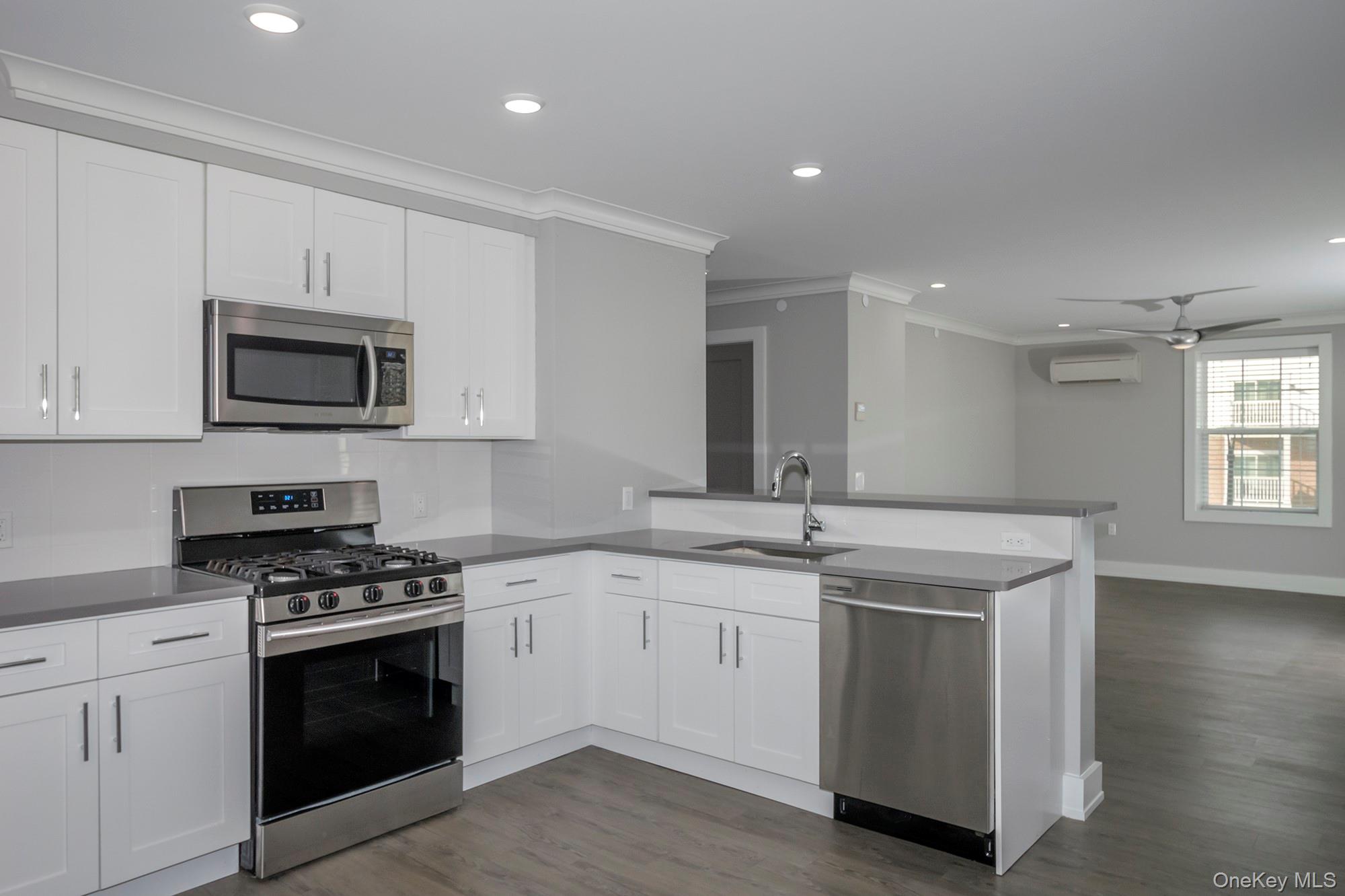 75 Circle Drive # 93-205, Central Islip, NY 11722