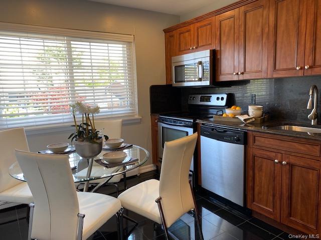 2 Claire Court # 81, West Babylon, NY 11704