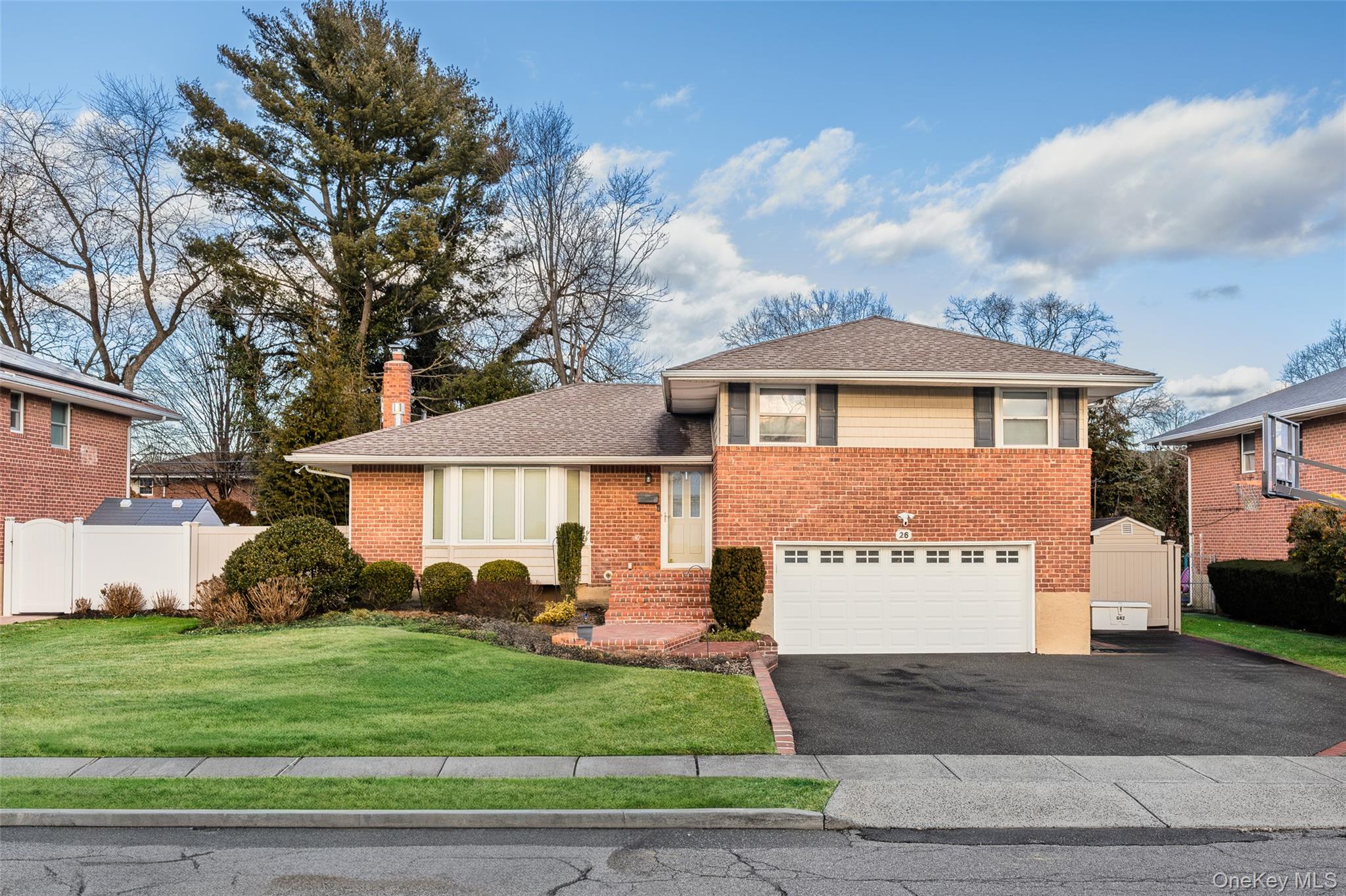 26 Glenwood Road, Plainview, NY 11803