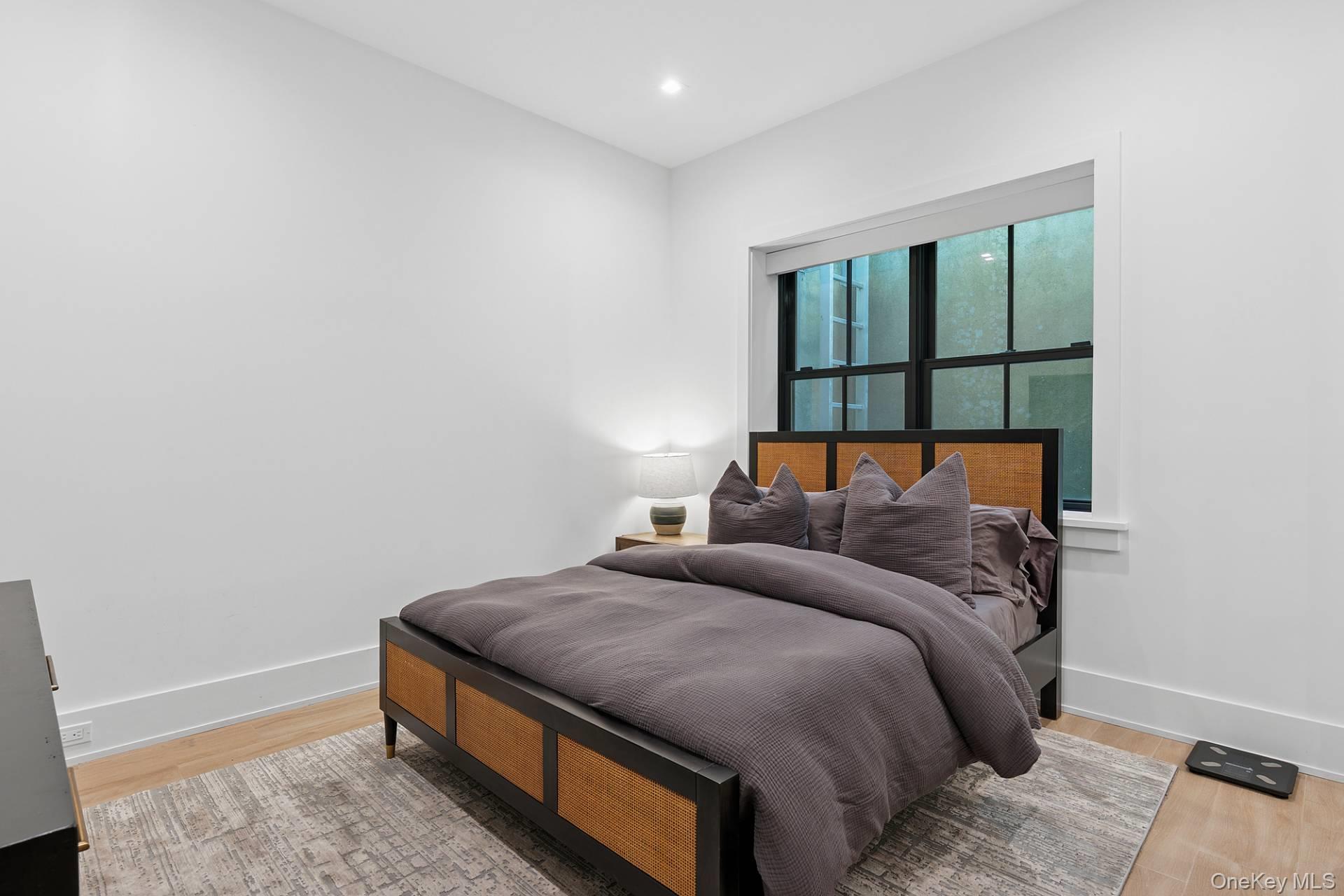 17 White Oak Lane, Southampton, NY 11968