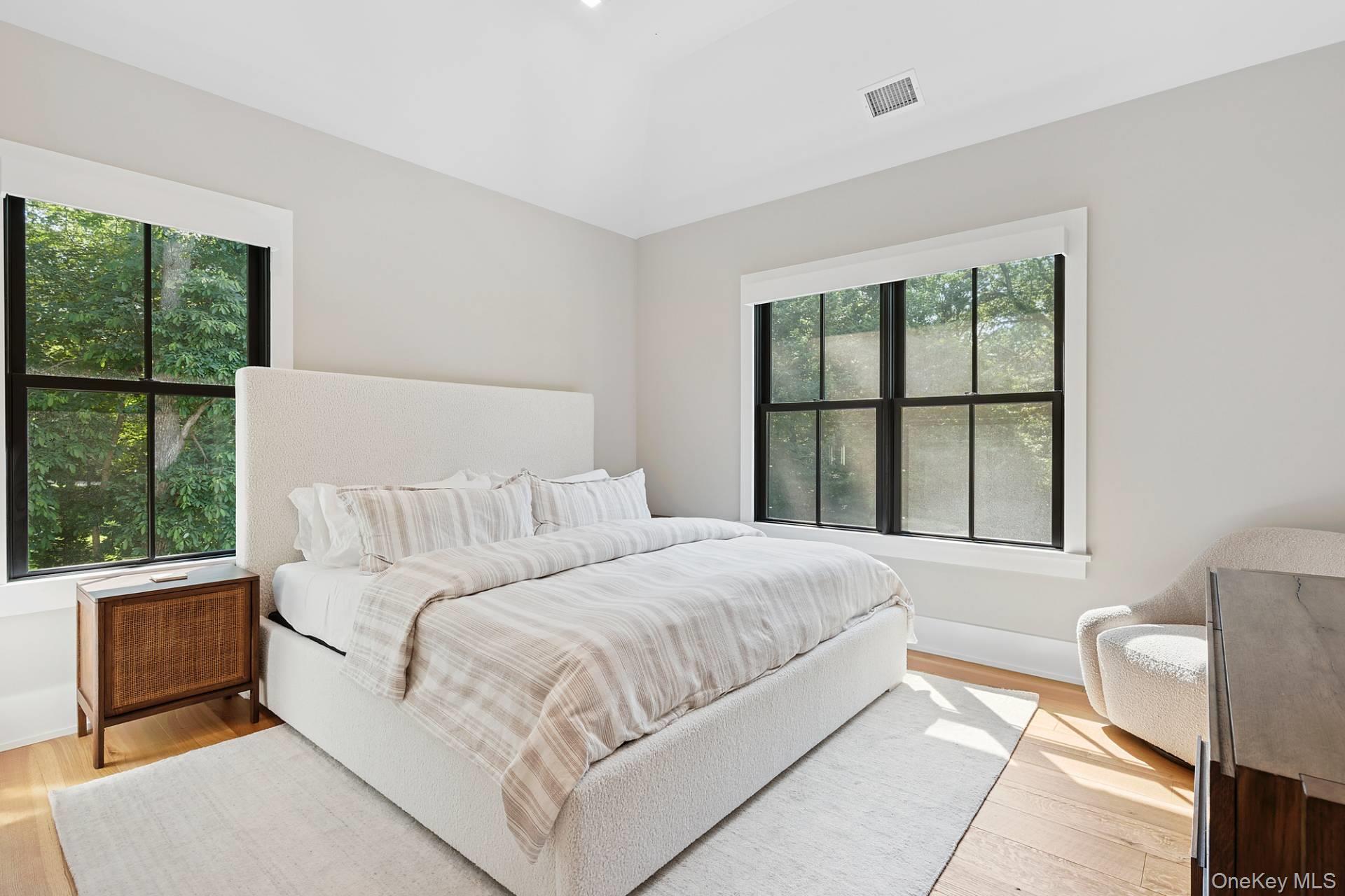 17 White Oak Lane, Southampton, NY 11968