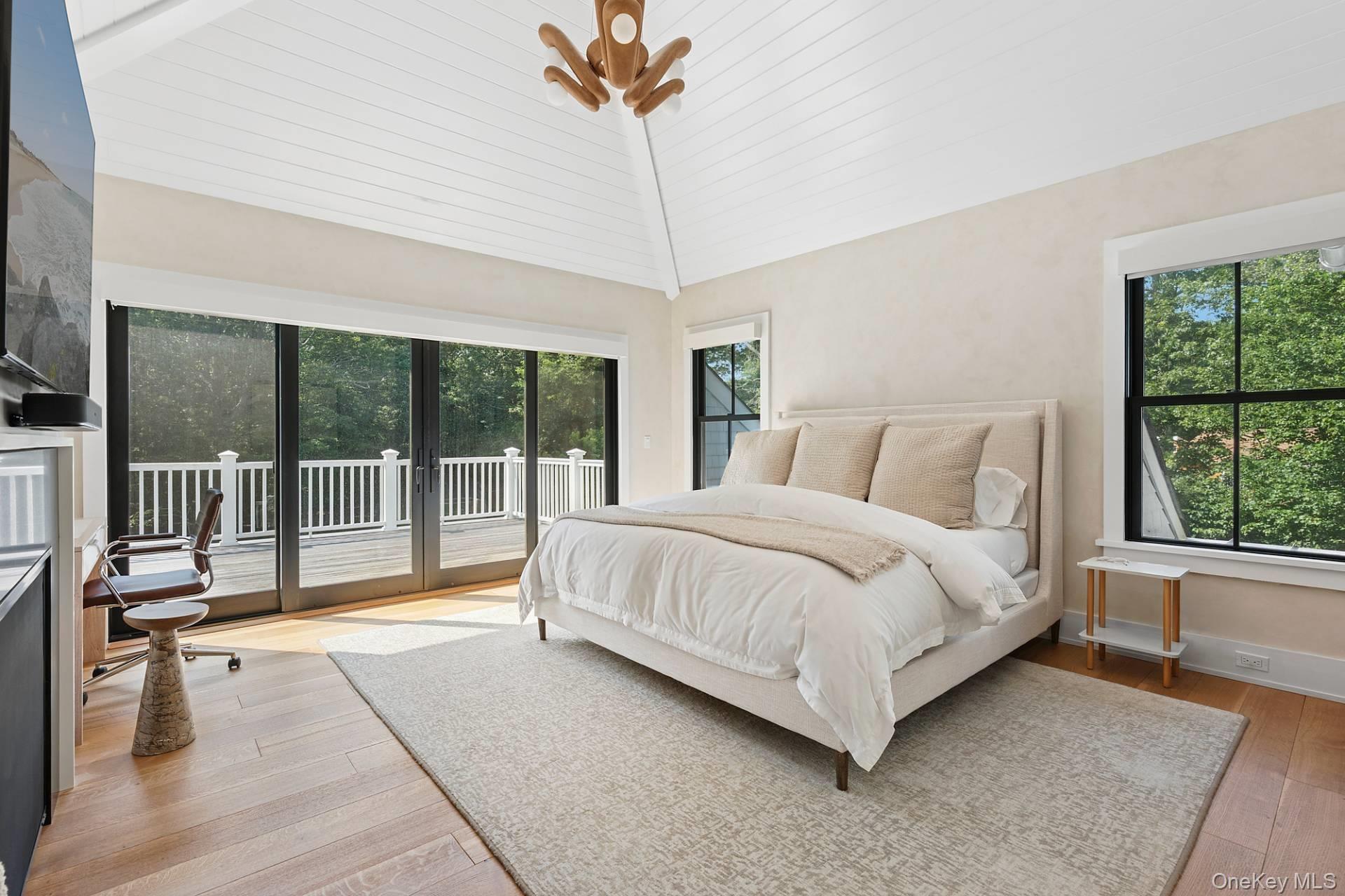 17 White Oak Lane, Southampton, NY 11968