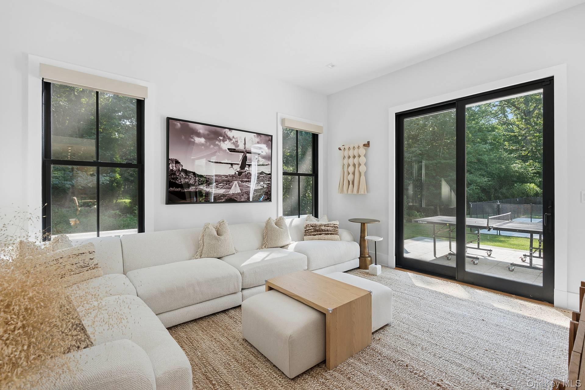 17 White Oak Lane, Southampton, NY 11968