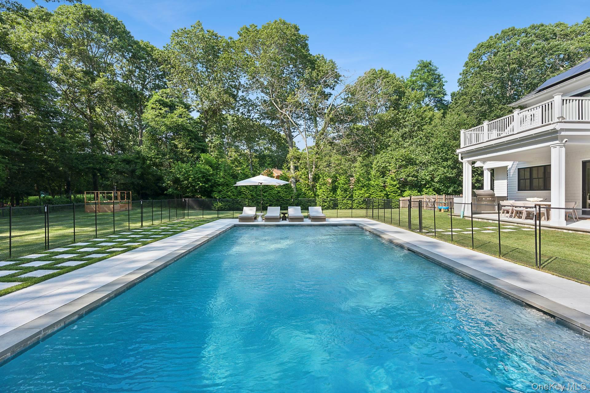 17 White Oak Lane, Southampton, NY 11968