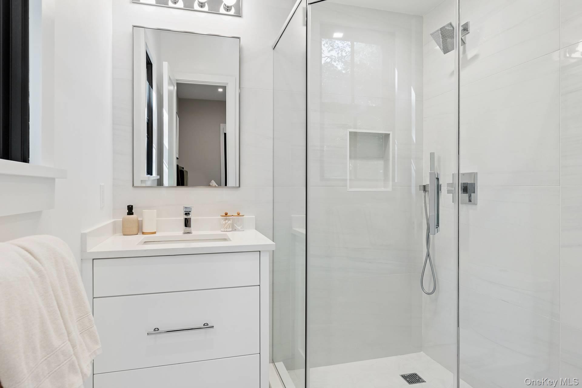 17 White Oak Lane, Southampton, NY 11968