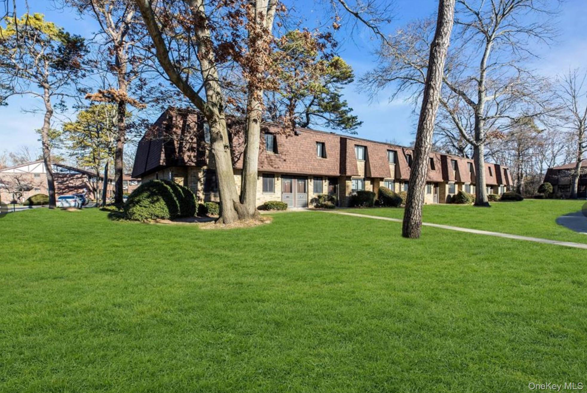 33d newbrook ln # 33d, Bay Shore, NY 11706