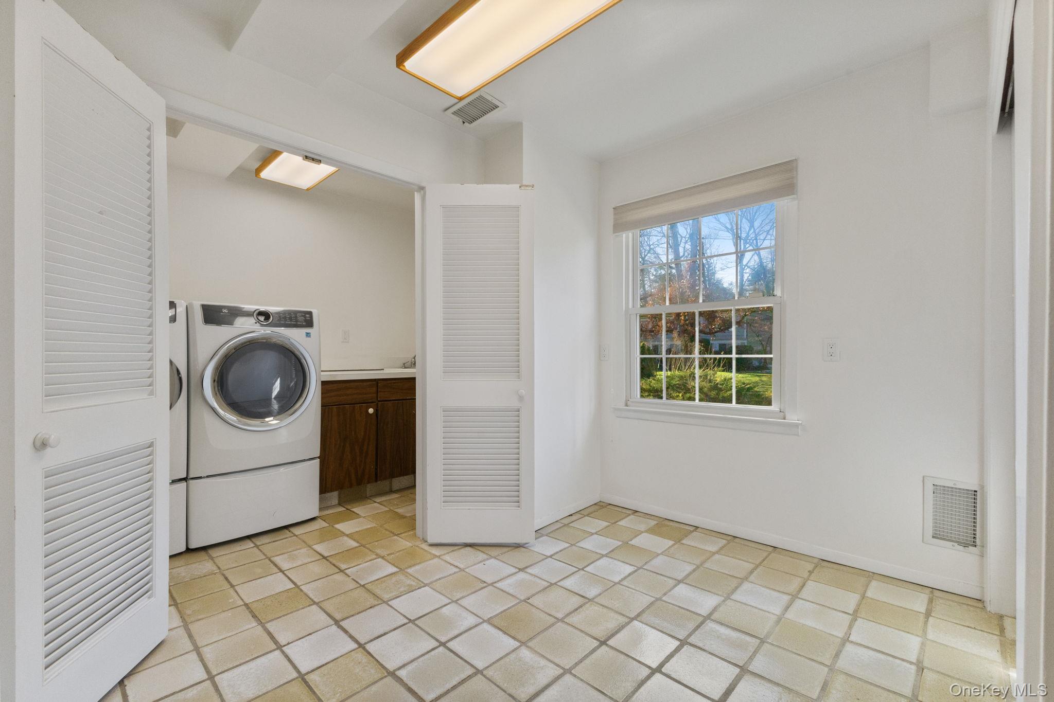 21 Kolbert Drive, Scarsdale, NY 10583