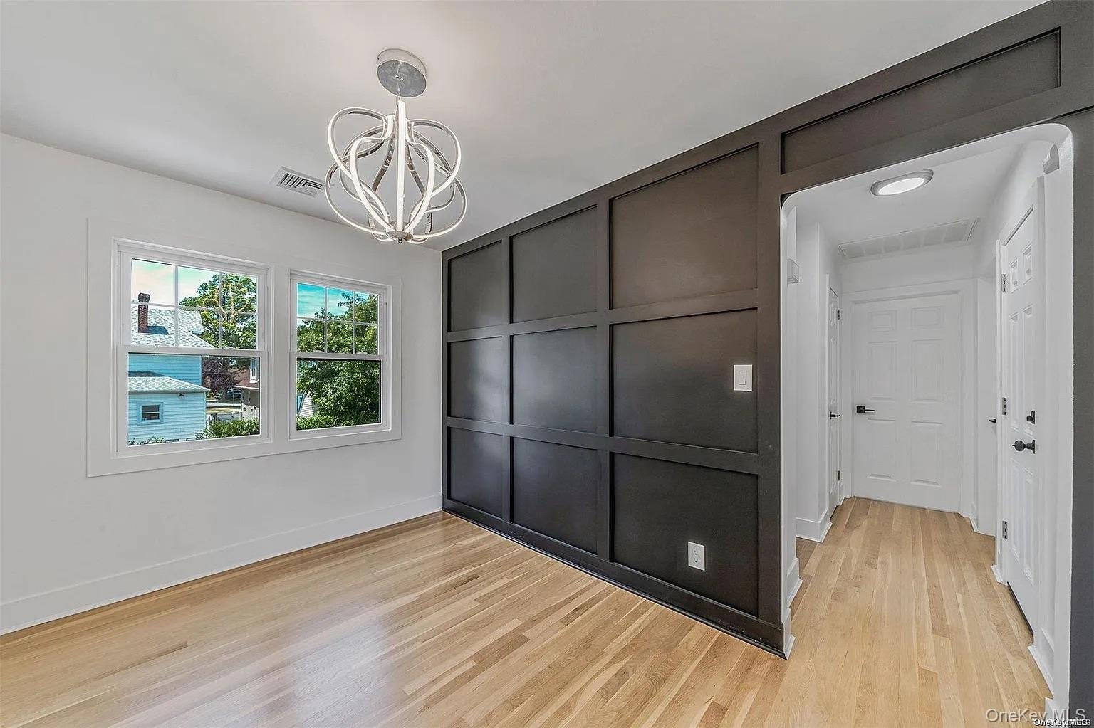 50 Laurel St, Floral Park, NY 11001