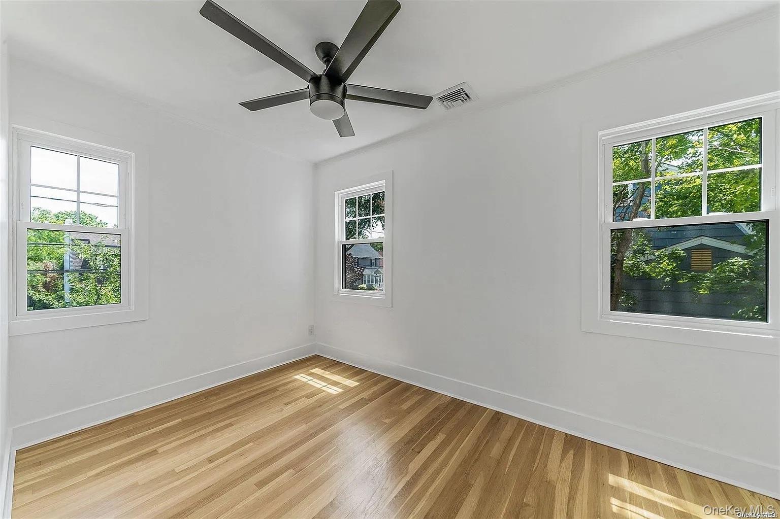 50 Laurel St, Floral Park, NY 11001