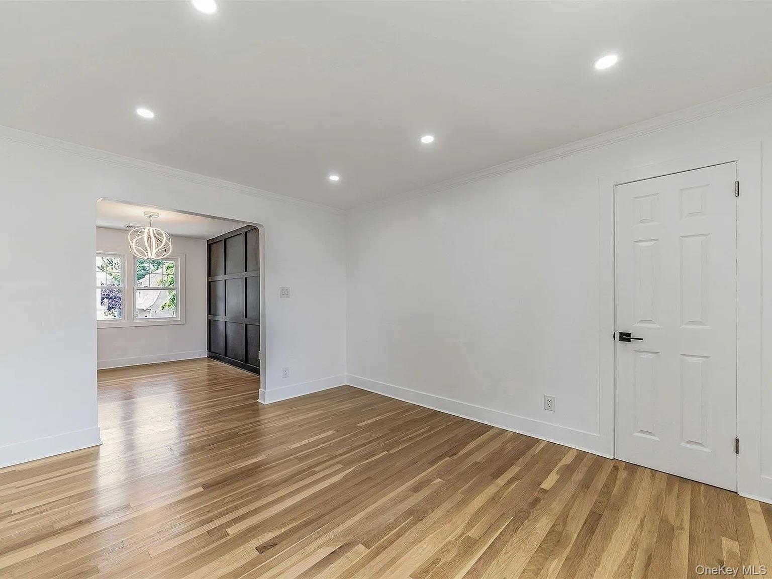 50 Laurel St, Floral Park, NY 11001