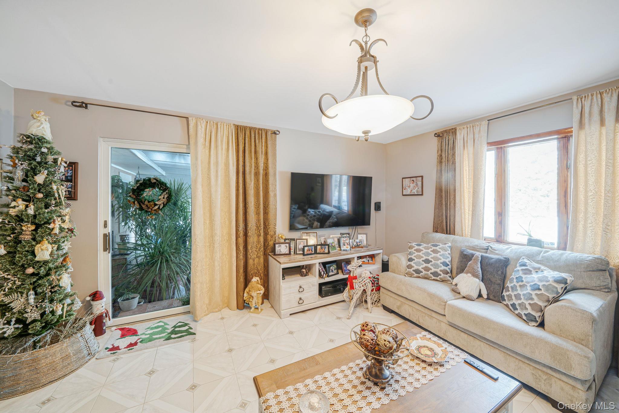 3 Huron Road, Shirley, NY 11967