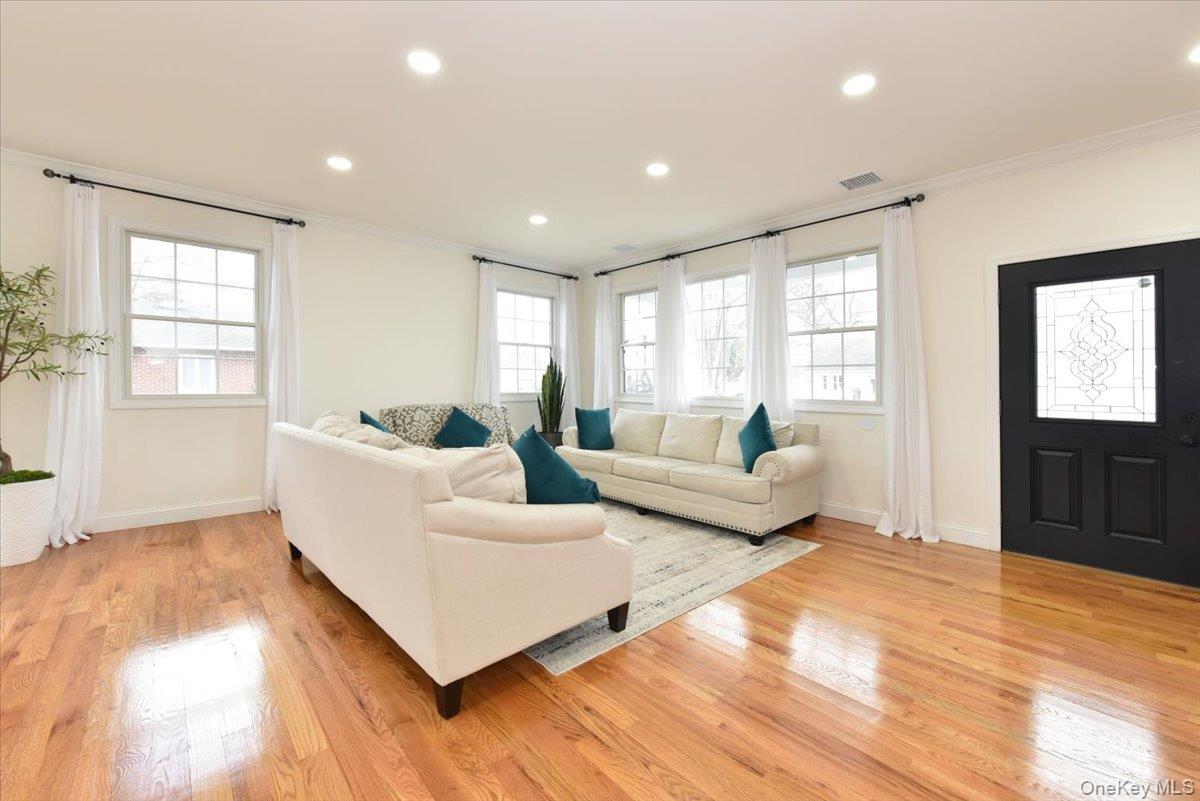 551 Grand Avenue, Lindenhurst, NY 11757