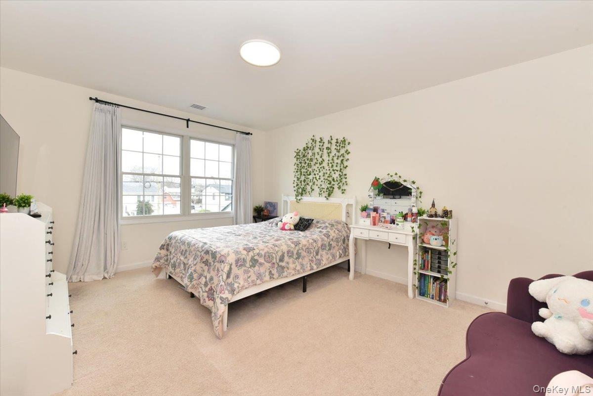 551 Grand Avenue, Lindenhurst, NY 11757