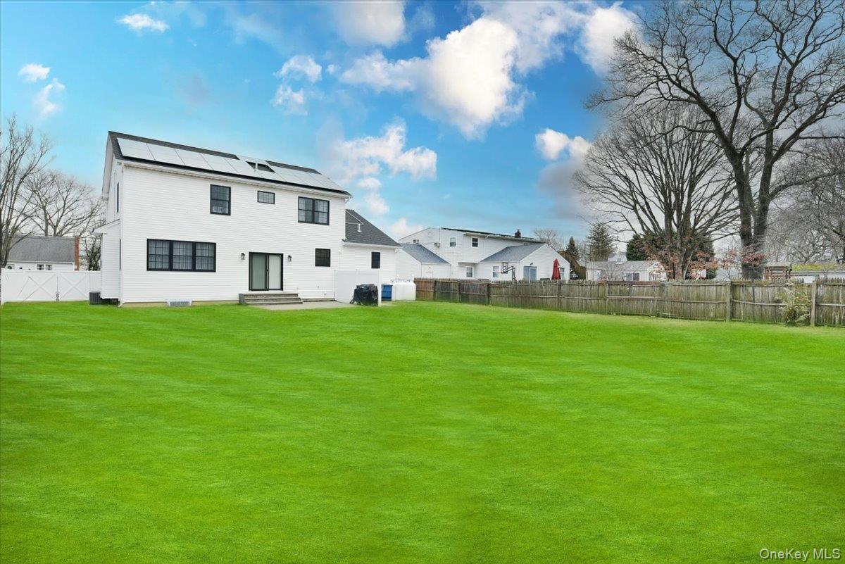 551 Grand Avenue, Lindenhurst, NY 11757