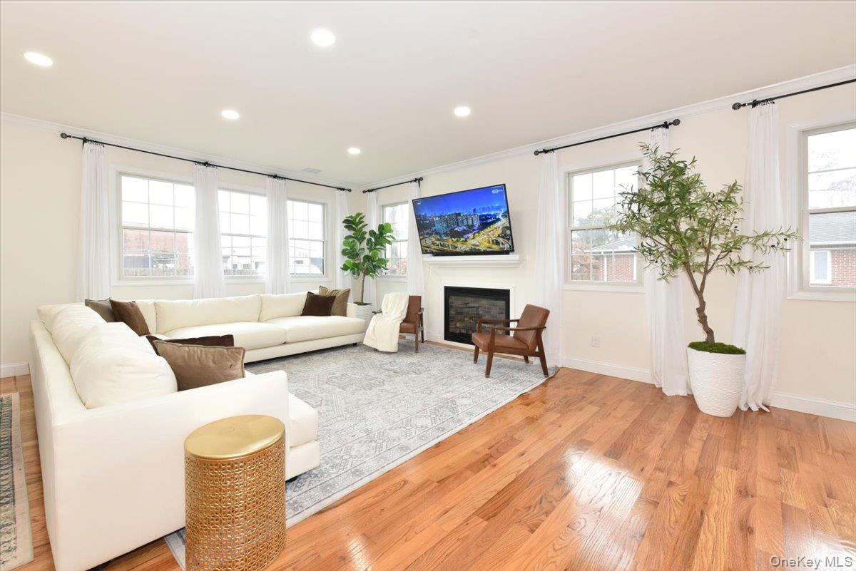 551 Grand Avenue, Lindenhurst, NY 11757