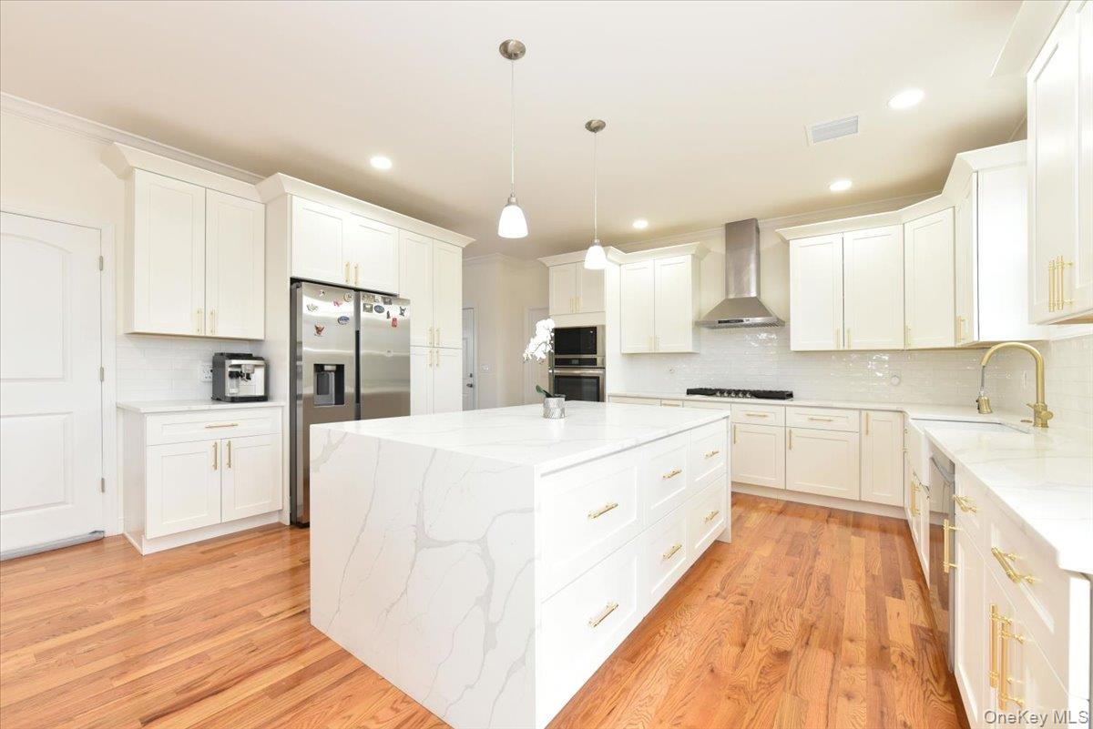 551 Grand Avenue, Lindenhurst, NY 11757