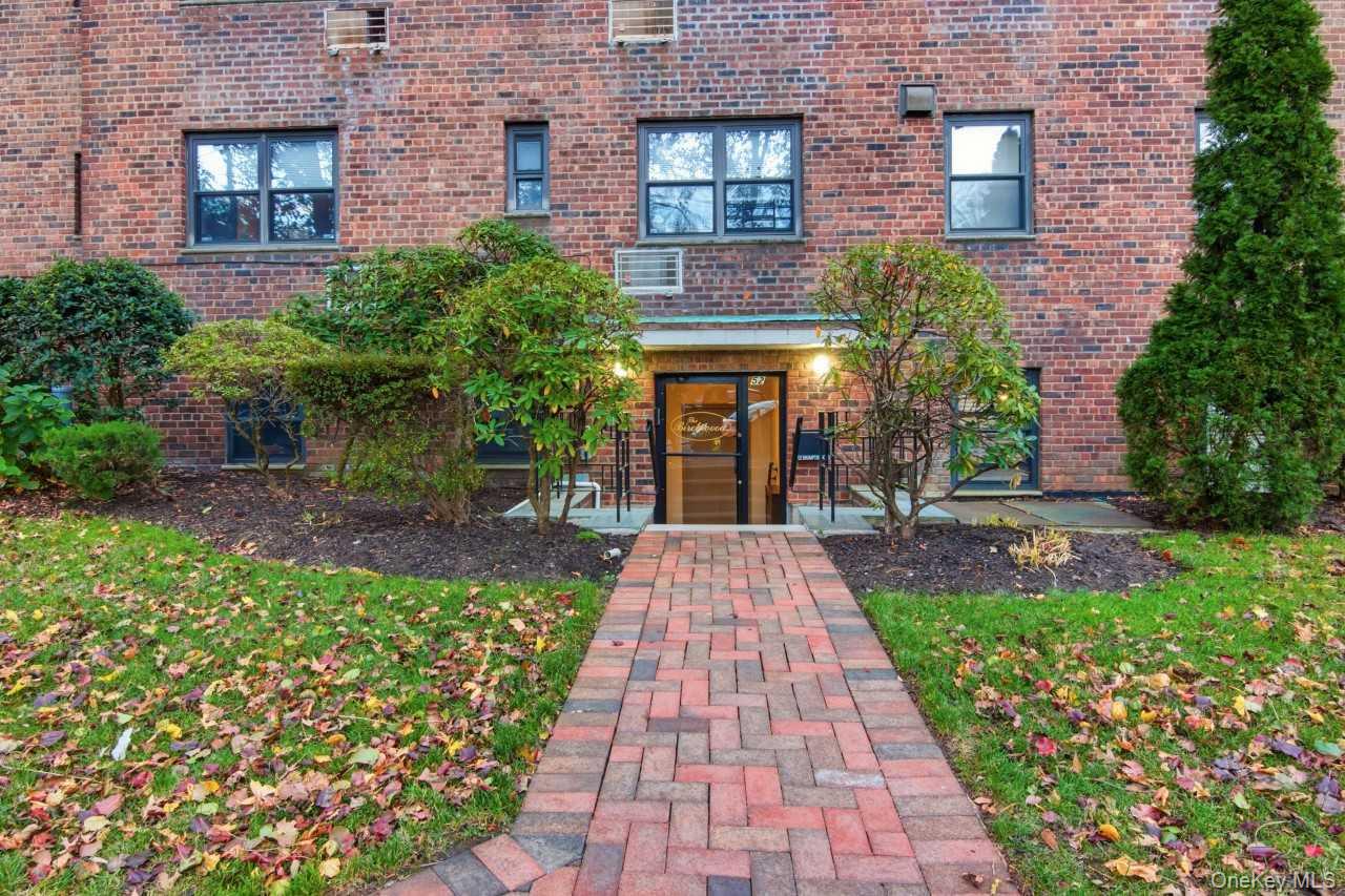 52 Brompton Road # 52, Great Neck, NY 11021