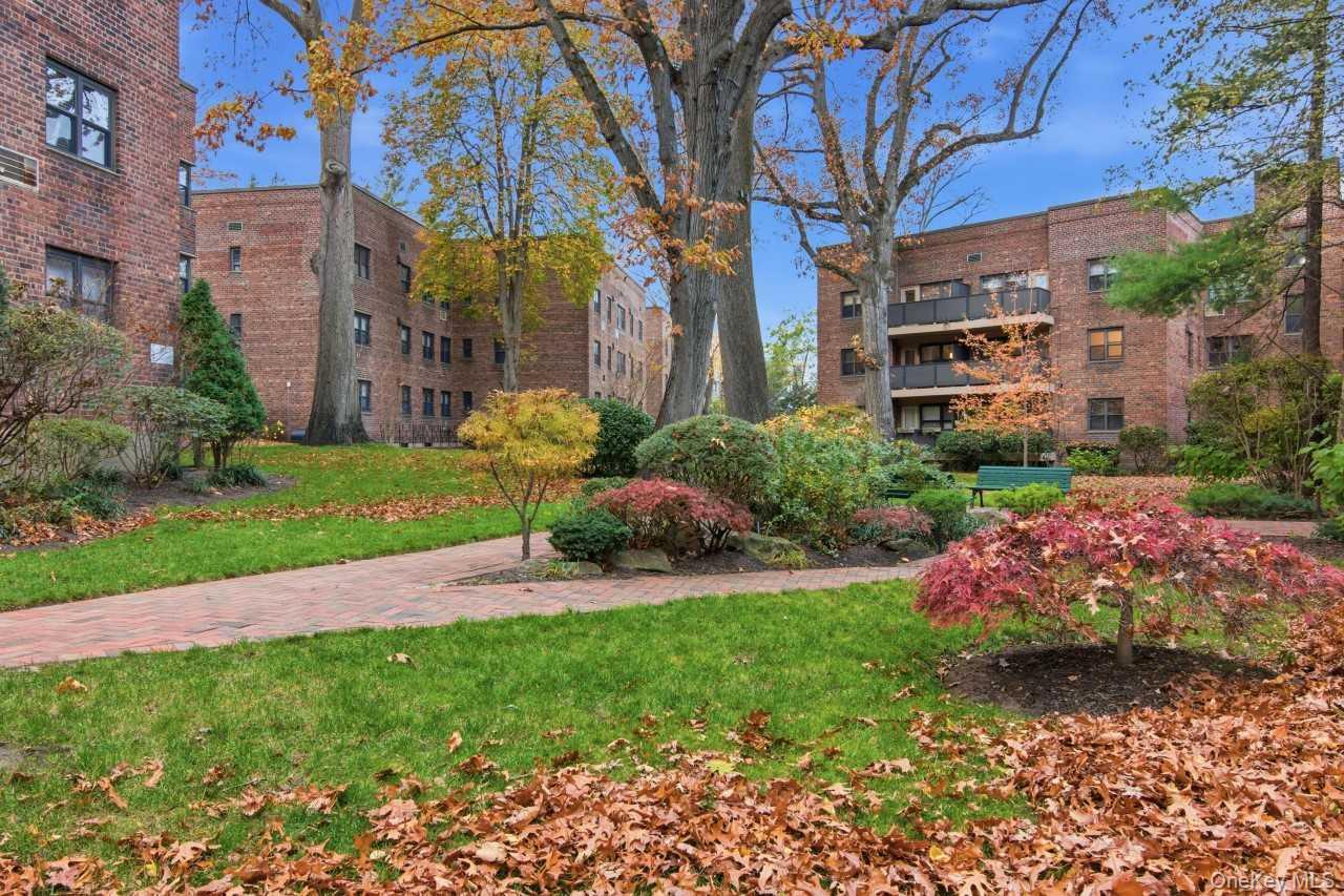 52 Brompton Road # 52, Great Neck, NY 11021