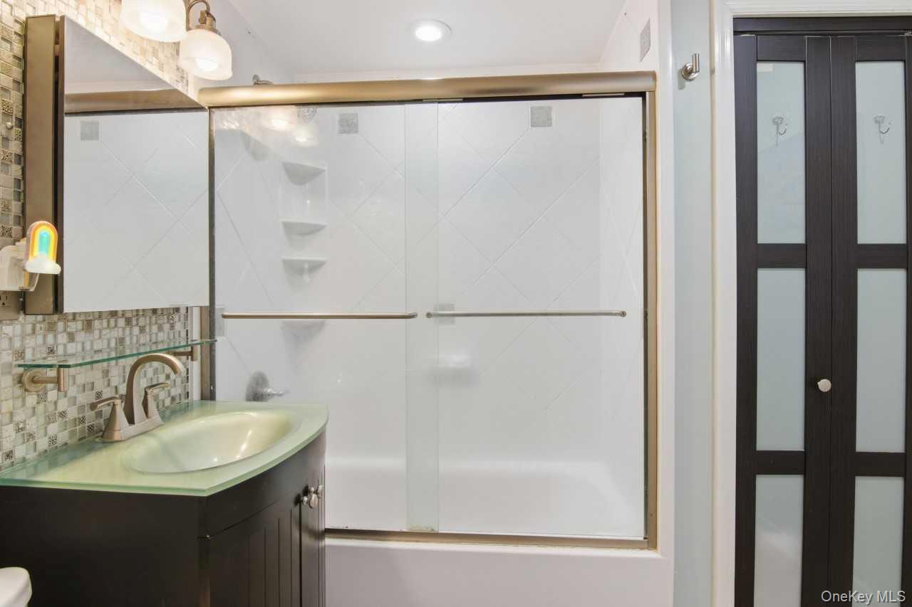 52 Brompton Road # 52, Great Neck, NY 11021