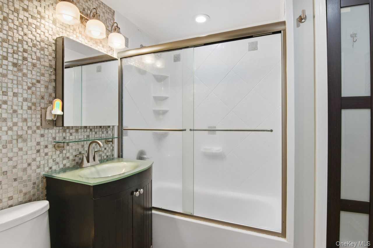 52 Brompton Road # 52, Great Neck, NY 11021