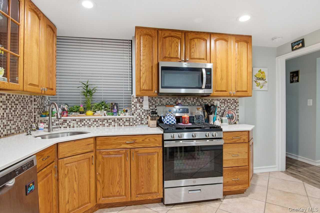 52 Brompton Road # 52, Great Neck, NY 11021