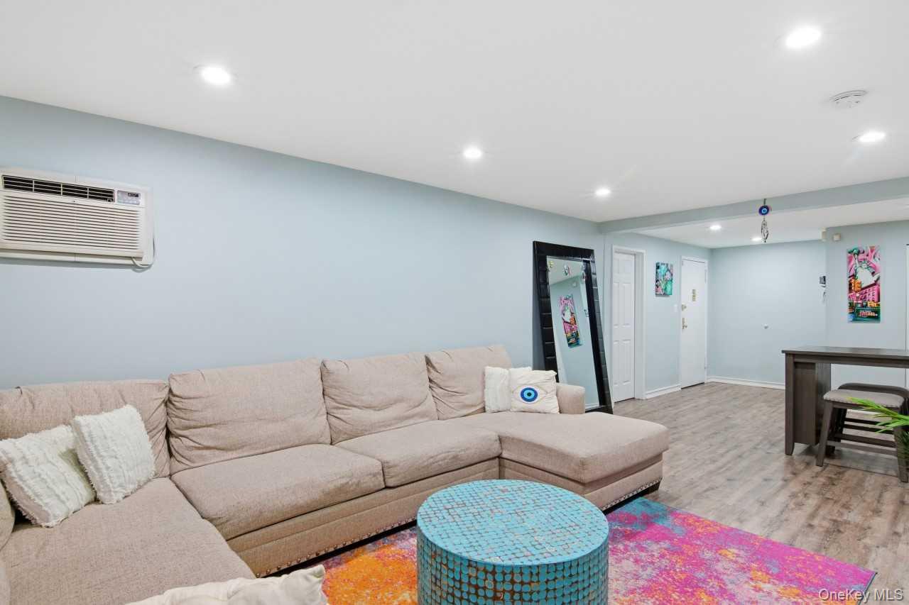 52 Brompton Road # 52, Great Neck, NY 11021