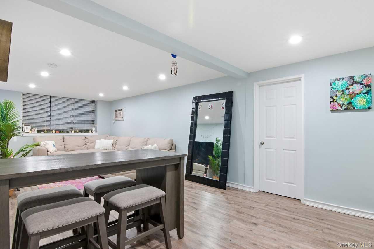 52 Brompton Road # 52, Great Neck, NY 11021