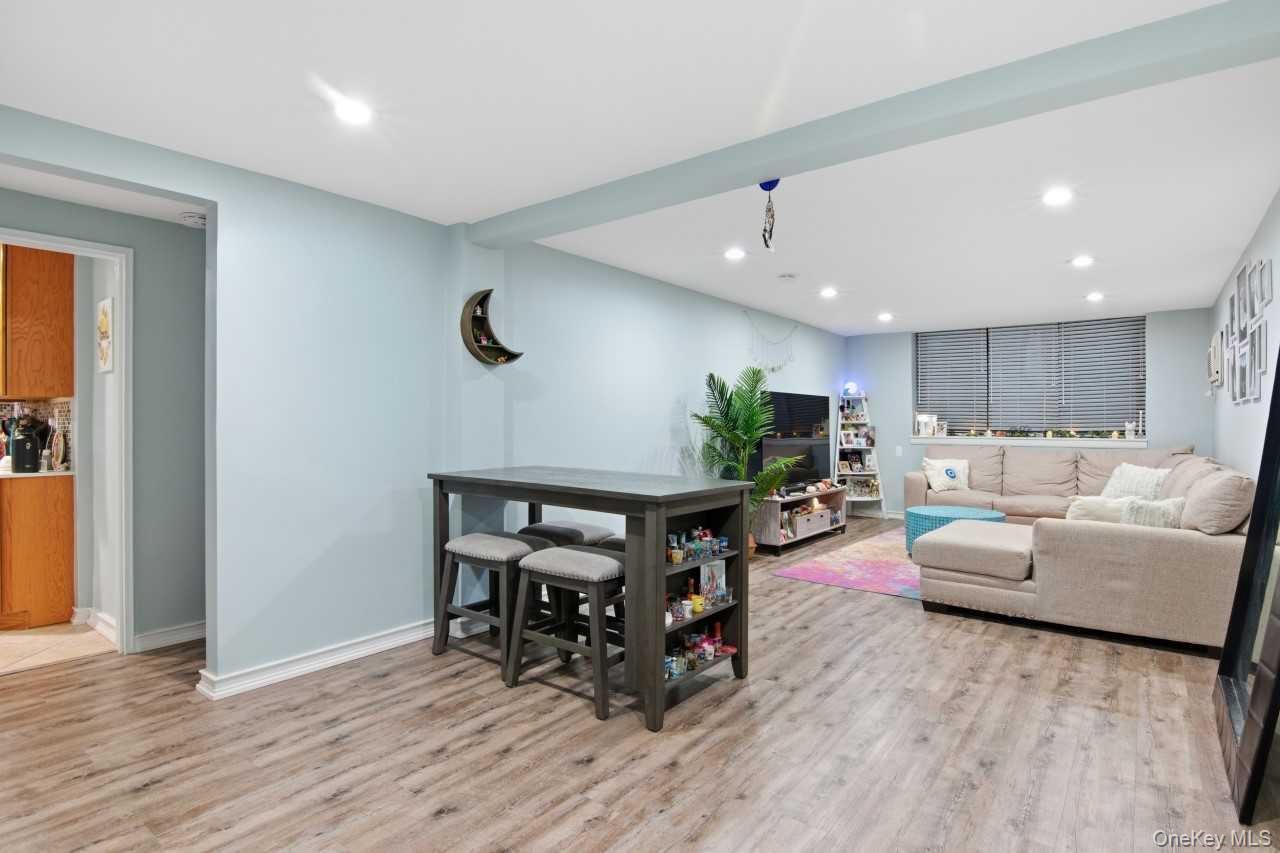 52 Brompton Road # 52, Great Neck, NY 11021