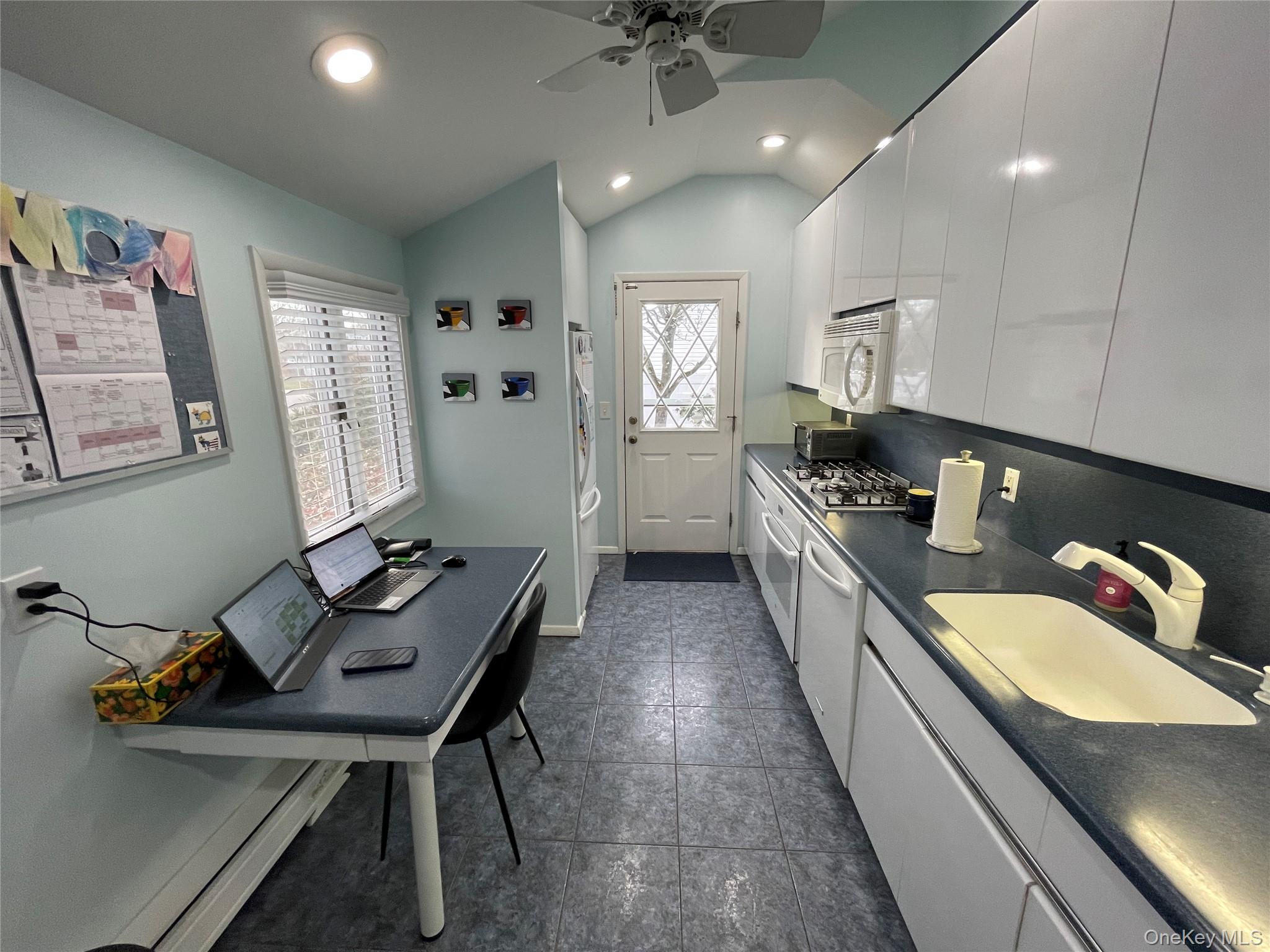 946 Manor Lane, Bay Shore, NY 11706