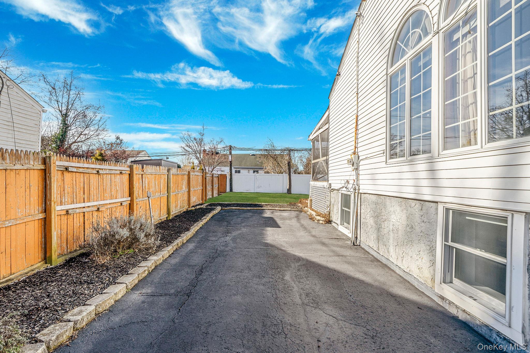 18 Amapola Lane, Kings Park, NY 11754