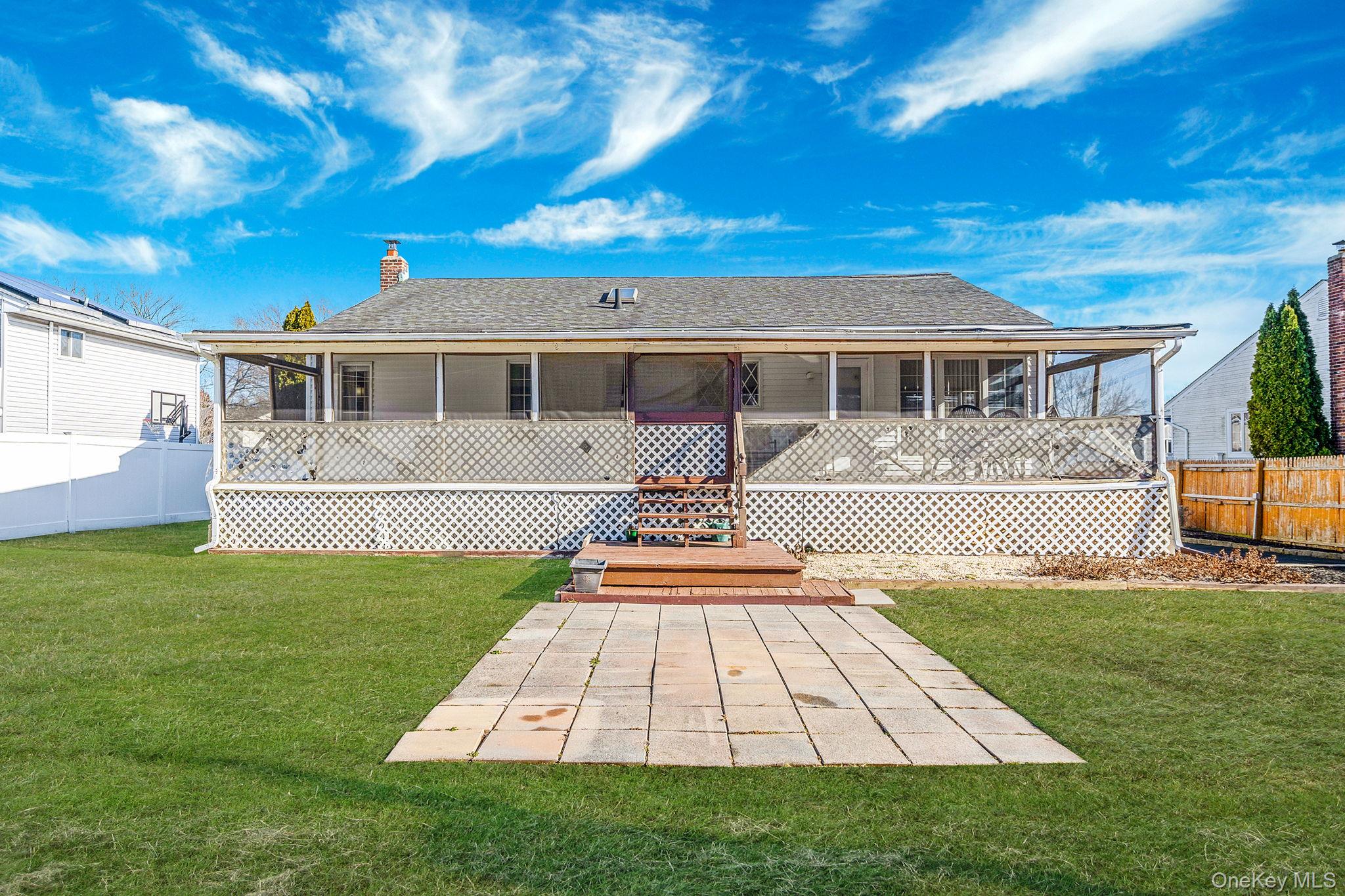 18 Amapola Lane, Kings Park, NY 11754