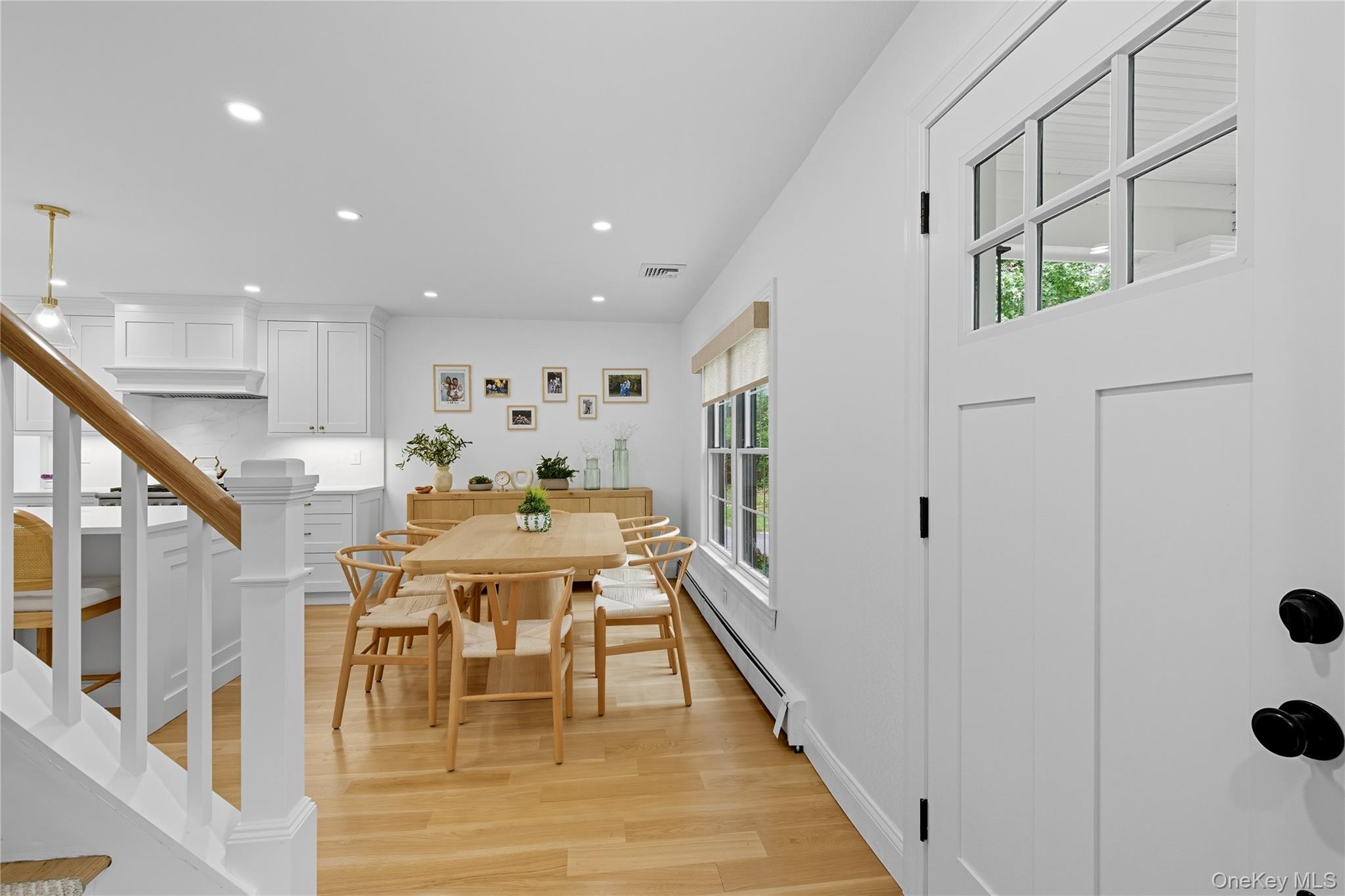 17 Entrance Road, East Hills, NY 11577