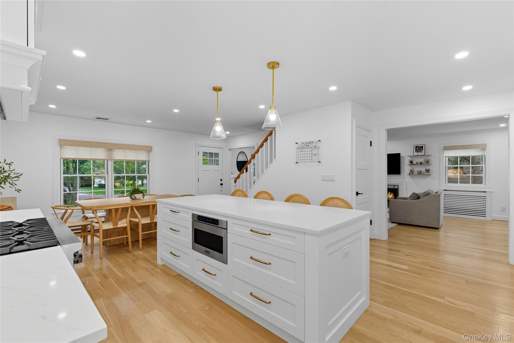 17 Entrance Road, East Hills, NY 11577