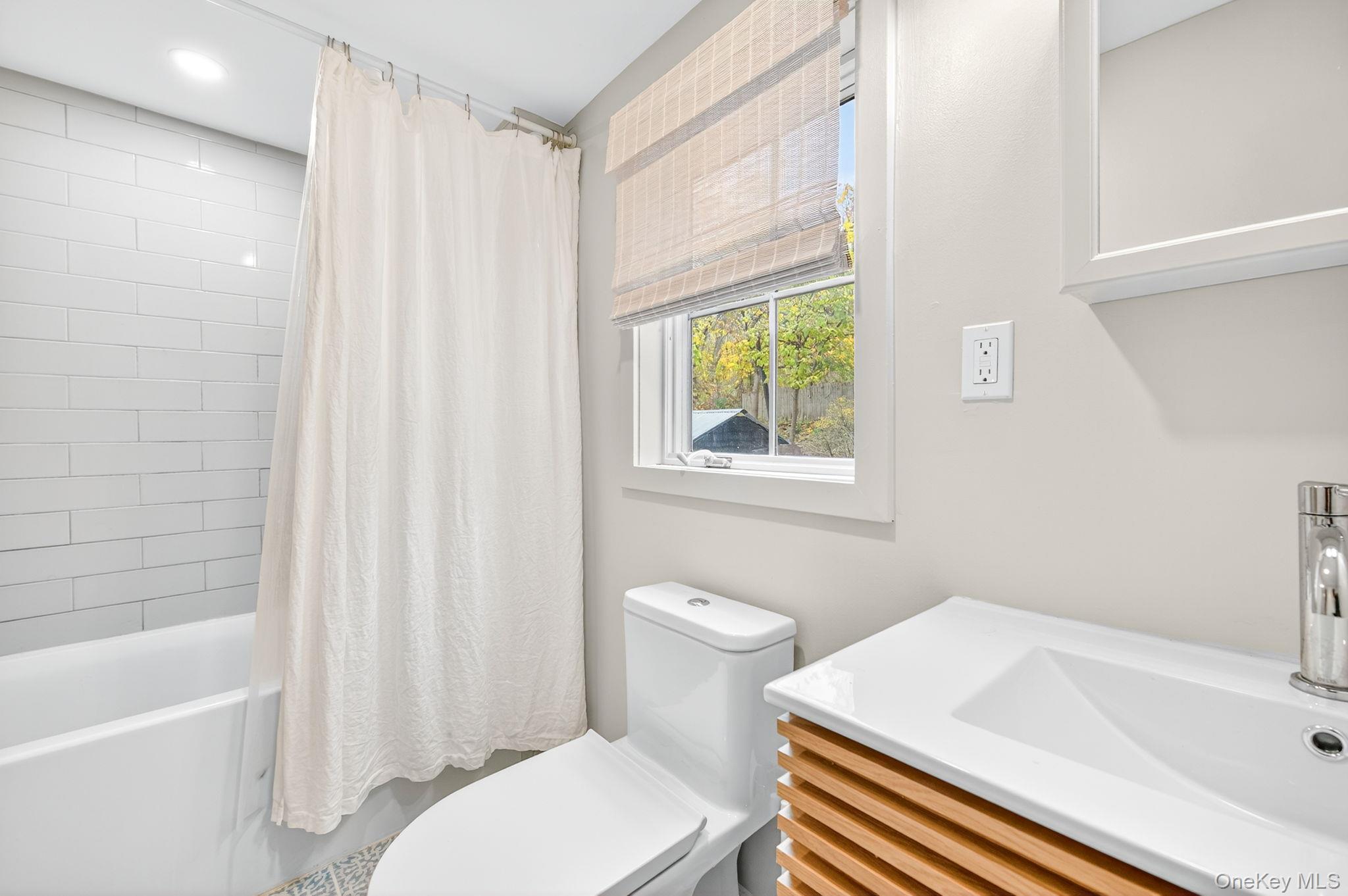 39 N Broadway, Esopus, NY 12401