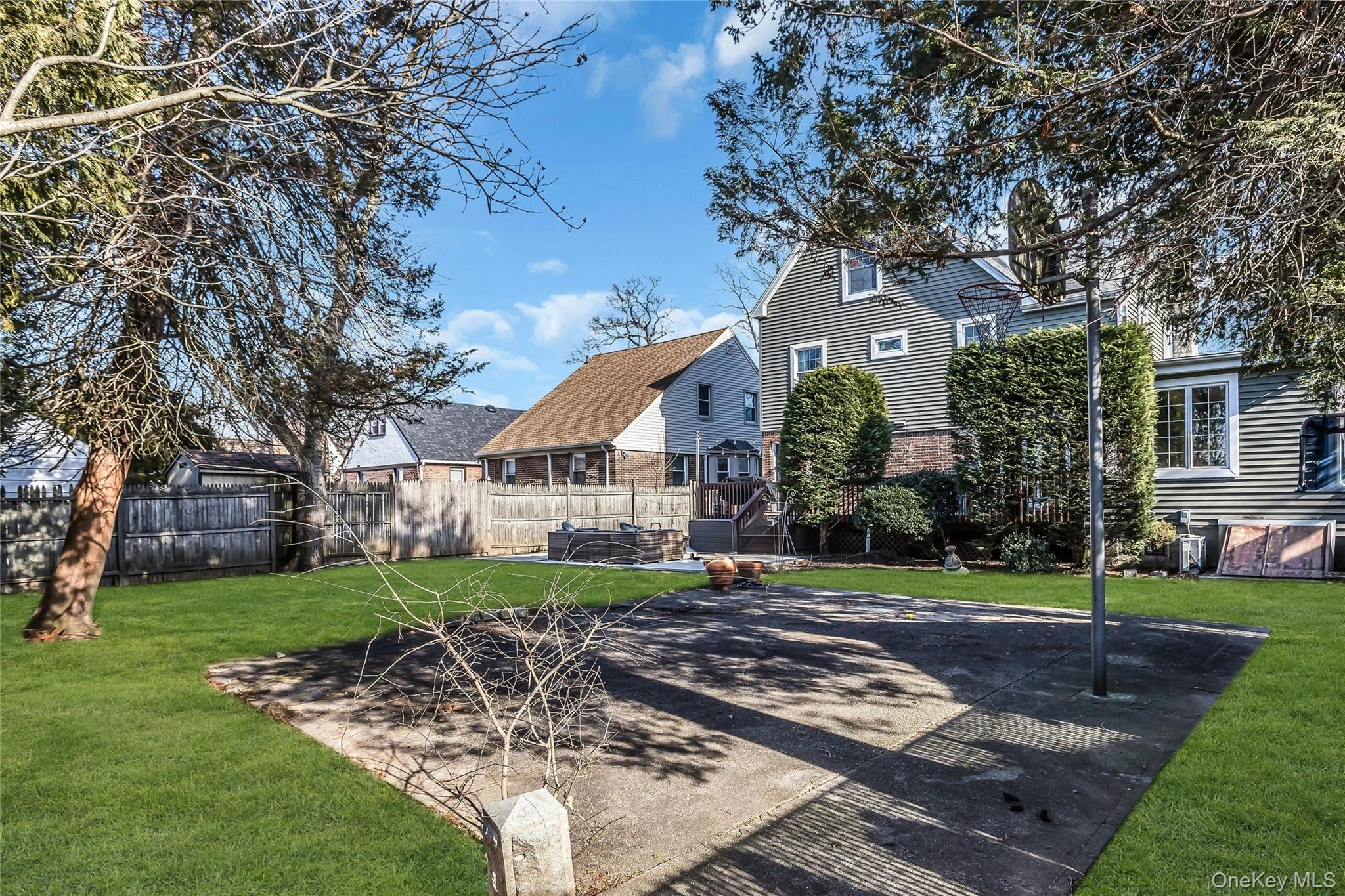 14 Hawthorne Street, Lynbrook, NY 11563